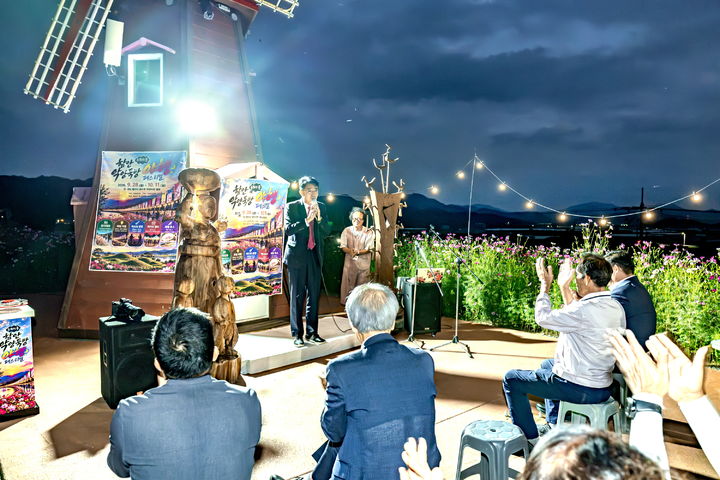 [창원=뉴시스]악양둑방 가을꽃길 개장.(사진=함안군 제공) 2026.09.30.photo@newsis.com *재판매 및 DB 금지