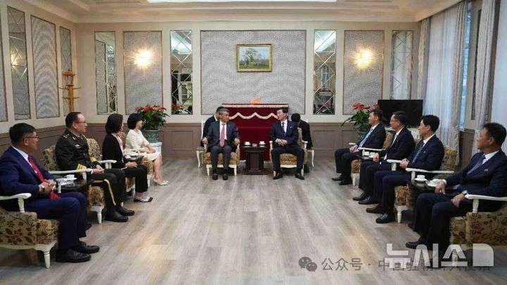 [베이징=뉴시스] 왕야쥔 주북한 중국대사는 29일 북한 외무성 산하 조선대외문화교류협회와 조중우호협회가 평양 옥류관에서 개최한 중화인민공화국 수립 77주년 기념 리셉션에 참석했다고 주북 중국대사관이 밝혔다.(사진=주북한 중국대사관 위챗 계정 갈무리) 2026.09.30 photo@newsis.com