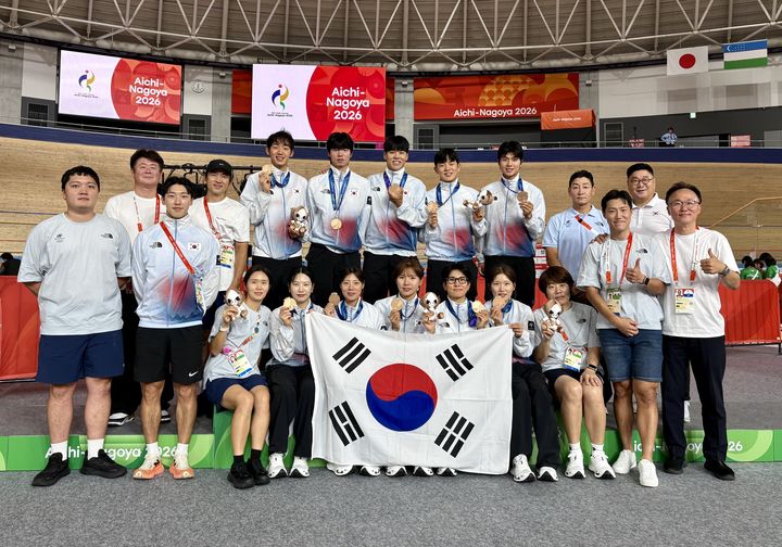 [서울=뉴시스] 한국 사이클 대표팀, 2026 아이치·나고야 아시안게임 사이클 트랙 남녀 단체 추발에서 동반 동메달 달성. (사진=대한사이클연맹 제공) 