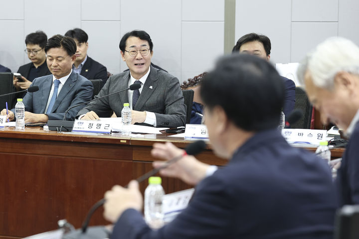 [화성=뉴시스] 정명근 경기 화성시장이 30일 더불어민주당 경기도 기초자치단체장 예산정책간담회에서 화성시 주요 현안에 대한 국비 지원 필요성을 설명하고 있다. (사진=화성시 제공) 2026.09.30. photo@newsis.com *재판매 및 DB 금지