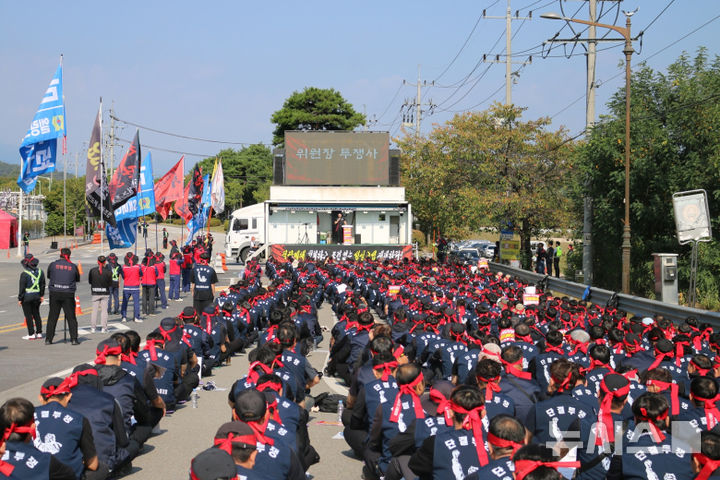 [영주=뉴시스] 노벨리스 영주 노동조합원들이 영주공장 정문 앞에서 '총력 투쟁 쟁의 집회'를 벌이고 있다. 2026.09.30. kjh9326@newsis.com