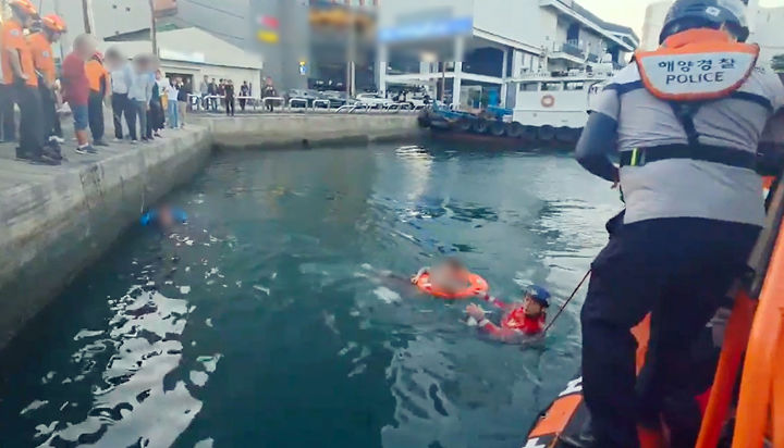 [부산=뉴시스] 30일 오후 5시53분께 부산 영도구 대교물양장 앞 바다에 40대 남녀가 빠졌다는 신고가 부산해경에 접수됐다. (사진=부산해경 제공) 2026.09.30. photo@newsis.com *재판매 및 DB 금지