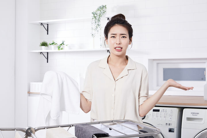 [서울=뉴시스] 집안 곳곳에 옷을 벗어둔 남편 때문에 스트레스를 받고 있다는 아내의 사연이 전해졌다. (사진출처=유토이미지)