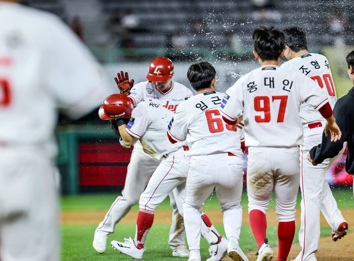 [서울=뉴시스] 프로야구 SSG 랜더스 선수단. (사진 = SSG 랜더스 제공) *재판매 및 DB 금지
