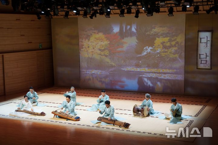  [서울=뉴시스]30일 오전 서울 서초구 서초동 국립국악원 우면당에서 국악 토크 콘서트 '다담'(茶談)이 개최됐다. 국립국악원 민속악단이 '시나위 합주'를 선보이고 있다. (사진=국립국악원) 2026.09.30. photo@newsis.com