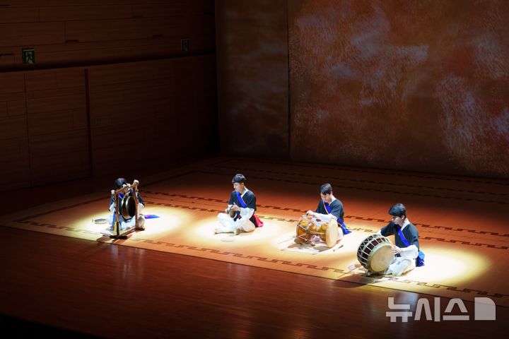  [서울=뉴시스]30일 오전 서울 서초구 서초동 국립국악원 우면당에서 국악 토크 콘서트 '다담'(茶談)이 개최됐다. 국립국악원 민속악단이 '사물놀이'를 선보이고 있다. (사진=국립국악원) 2026.09.30. photo@newsis.com