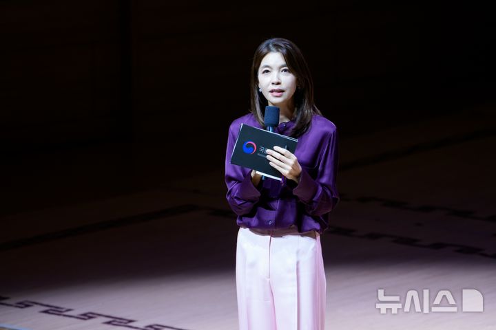 [서울=뉴시스]30일 오전 서울 서초구 서초동 국립국악원 우면당에서 국악 토크 콘서트 '다담'(茶談)이 개최됐다. 다담지기 황수경 아나운서가 사회를 보고 있다. (사진=국립국악원) 2026.09.30. photo@newsis.com 