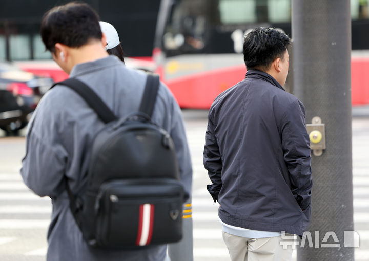 [서울=뉴시스] 김명년 기자 = 일교차 큰 날씨를 보인 30일 오전 서울 종로구 세종대로 사거리에서 겉옷을 입은 시민들이 이동하고 있다. 2026.09.30. kmn@newsis.com