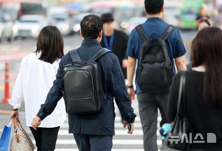 [서울=뉴시스] 김명년 기자 = 일교차 큰 날씨를 보인 30일 오전 서울 종로구 세종대로 사거리에서 겉옷을 입은 시민들이 이동하고 있다. 2026.09.30. kmn@newsis.com