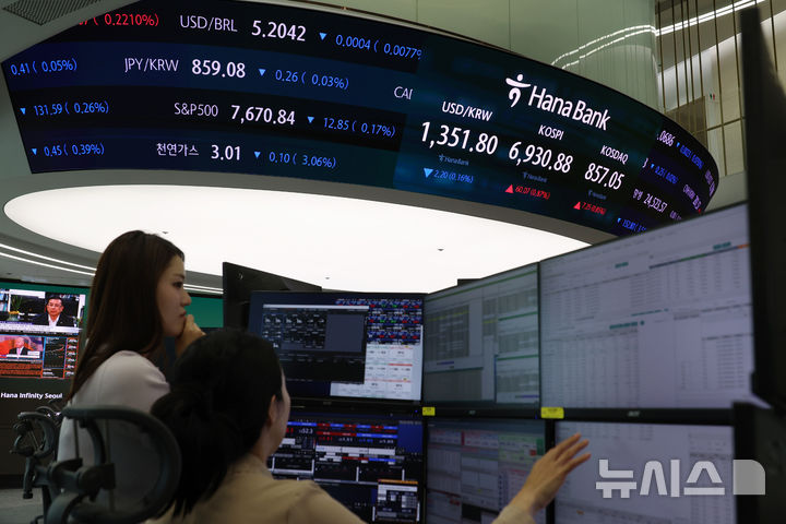 [서울=뉴시스] 고승민 기자 = 코스피가 전일 대비 54.60포인트(p)(0.79%) 상승한 6925.41에 출발한 30일 서울 하나은행 딜링룸에서 딜러들이 업무를 보고 있다. 2026.09.30. kkssmm99@newsis.com