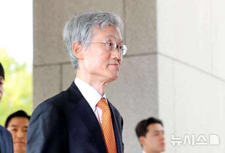 [서울=뉴시스] 박영태 기자 = 보수 성향 변호사단체들이 손봉기 대법관 후보자 재제청을 요구한 이재명 대통령을 향해 "헌법과 법률에 아무런 근거가 없는 재제청 요구를 철회하라"고 거듭 촉구했다. 사진은 조희대 대법원장이 30일 오전 서울 서초구 대법원으로 출근하는 모습. 2026.09.30. since1999@newsis.com