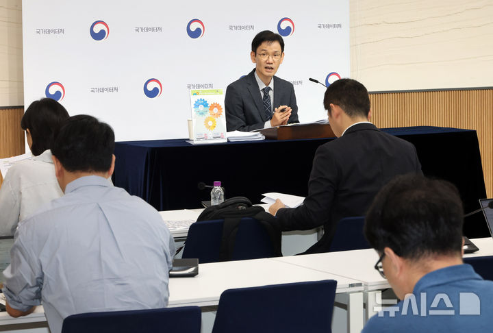 [세종=뉴시스] 배훈식 기자 = 이두원 국가데이터처 경제동향통계심의관이 30일 오전 세종시 정부세종청사에서 2026년 8월 산업활동동향 브리핑을 하고 있다. 2026.09.30. dahora83@newsis.com