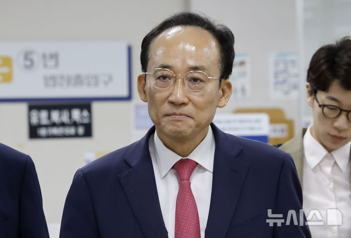 [서울=뉴시스] 김혜진 기자 = 특검이 12·3 비상계엄 당시 국회의 계엄 해제 표결을 방해한 혐의로 기소된 추경호 대구시장에게 징역 20년의 중형을 구형했다. 사진은 추 시장이 30일 서울 서초구 서울중앙지방법원에서 열린 계엄 해제 표결 방해 혐의 1심 결심 공판에 출석하는 모습. 2026.09.30. jini@newsis.com