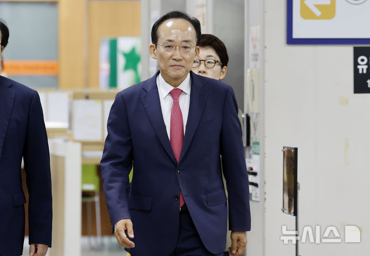 [서울=뉴시스] 김혜진 기자 = 특검이 12·3 비상계엄 당시 국회의 계엄 해제 표결을 방해한 혐의로 기소된 추경호 대구시장에게 징역 20년의 중형을 구형했다. 재판부는 오는 11월 18일 선고할 예정이다. 사진은 추 시장이 30일 서울 서초구 서울중앙지방법원에서 열린 계엄 해제 표결 방해 혐의 1심 결심 공판에 출석하는 모습. 2026.09.30. jini@newsis.com