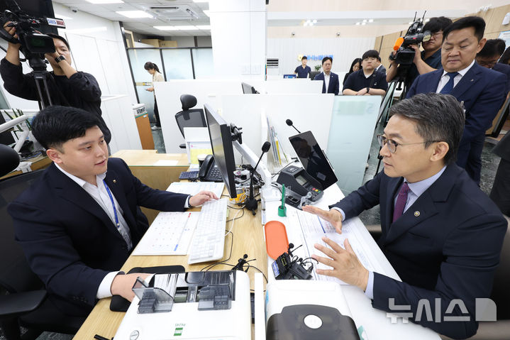 [서울=뉴시스] 조수정 기자 = 권대영 금융위원회 부위원장(오른쪽)이 30일 오전 서울 종로구 정부서울청사 NH농협은행에서 2차 국민참여성장펀드 가입을 하고 있다. 2026.09.30. chocrystal@newsis.com