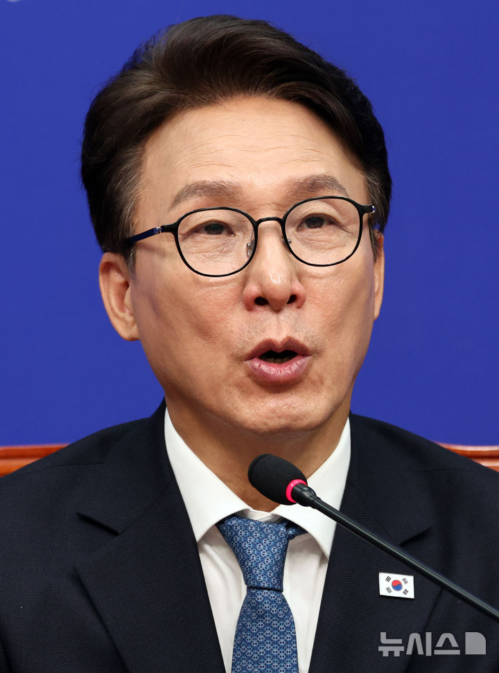 [서울=뉴시스] 최진석 기자 = 김민석 더불어민주당 대표가 30일 여의도 국회에서 열린 최고위원회의에서 발언하고 있다. 2026.09.30. myjs@newsis.com
