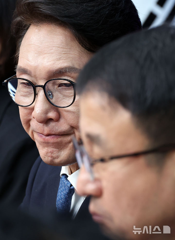[서울=뉴시스] 최진석 기자 = 김민석 더불어민주당 대표가 30일 여의도 국회에서 열린 최고위원회의에서 생각에 잠겨 있다. 2026.09.30. myjs@newsis.com