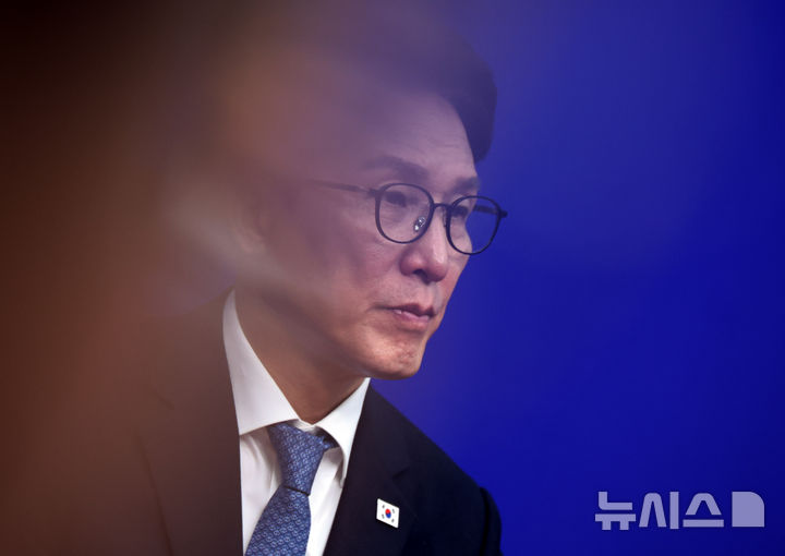 [서울=뉴시스] 최진석 기자 = 김민석 더불어민주당 대표가 30일 여의도 국회에서 열린 최고위원회의에서 생각에 잠겨 있다. 2026.09.30. myjs@newsis.com