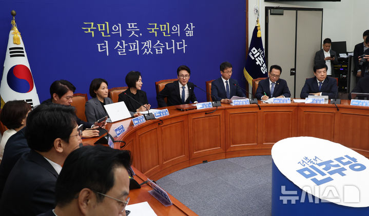 [서울=뉴시스] 최진석 기자 = 김민석 더불어민주당 대표가 30일 여의도 국회에서 열린 최고위원회의에서 발언하고 있다. 2026.09.30. myjs@newsis.com