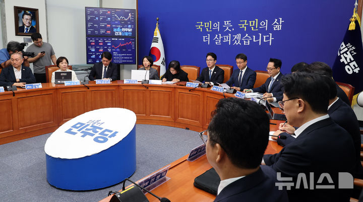 [서울=뉴시스] 최진석 기자 = 김민석 더불어민주당 대표가 30일 여의도 국회에서 열린 최고위원회의에서 발언하고 있다. 2026.09.30. myjs@newsis.com
