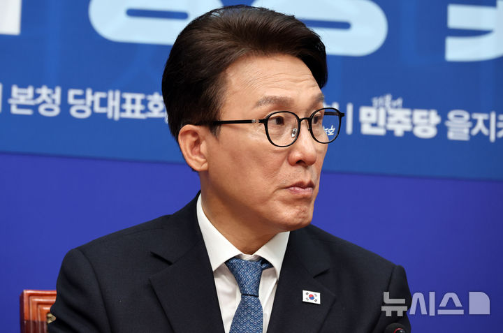 [서울=뉴시스] 최진석 기자 = 김민석 더불어민주당 대표가 30일 여의도 국회에서 열린 을지로위원회 상생 꽃 달기에 참석해 자리하고 있다. 2026.09.30. myjs@newsis.com