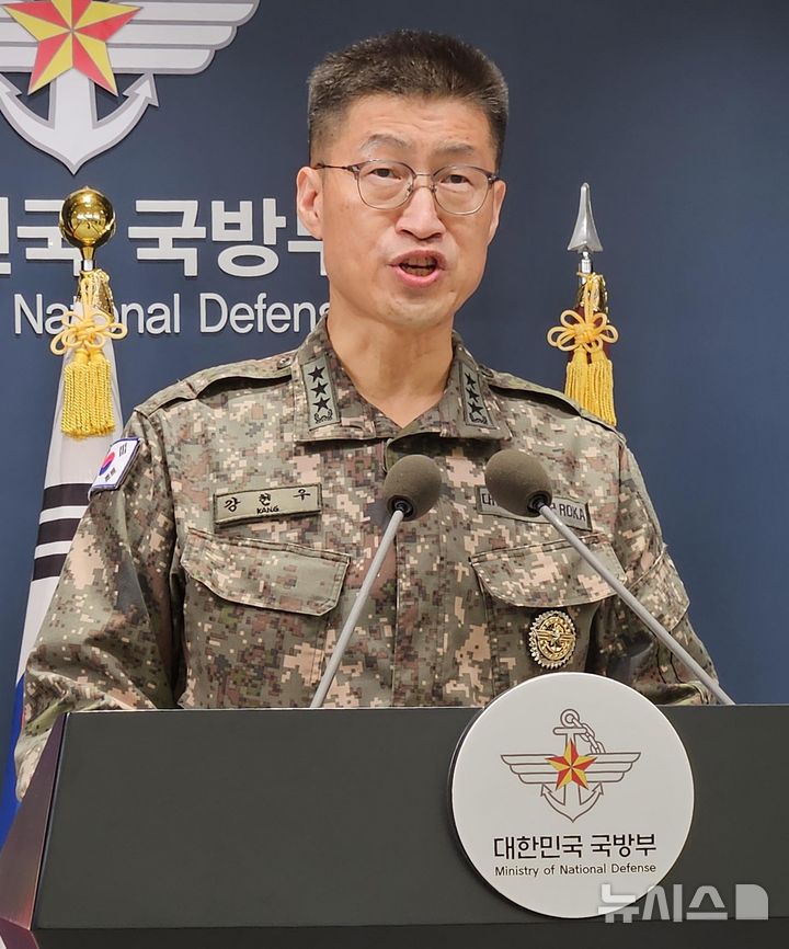 [서울=뉴시스] 옥승욱 기자 = 강현우 합동참모본부 작전본부장이 30일 오전 서울 용산구 국방부에서 비무장지대(DMZ) 지뢰 폭발 사고와 관련해 입장을 발표하고 있다. 2026.9.30. okdol99@newsis.com