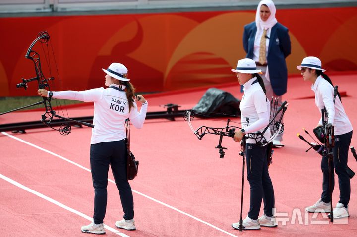 [오카자키(일본)=뉴시스] 김금보 기자 = 30일(현지 시간) 일본 아이치현 오카자키시 오카자키 중앙종합공원 내 다목적 광장에서 열린 2026 아이치·나고야 아시안게임 양궁 컴파운드 여자 단체전 동메달 결정전 대만과의 경기, 한국 박예린이 활을 쏘고 있다. 2026.09.30. kgb@newsis.com