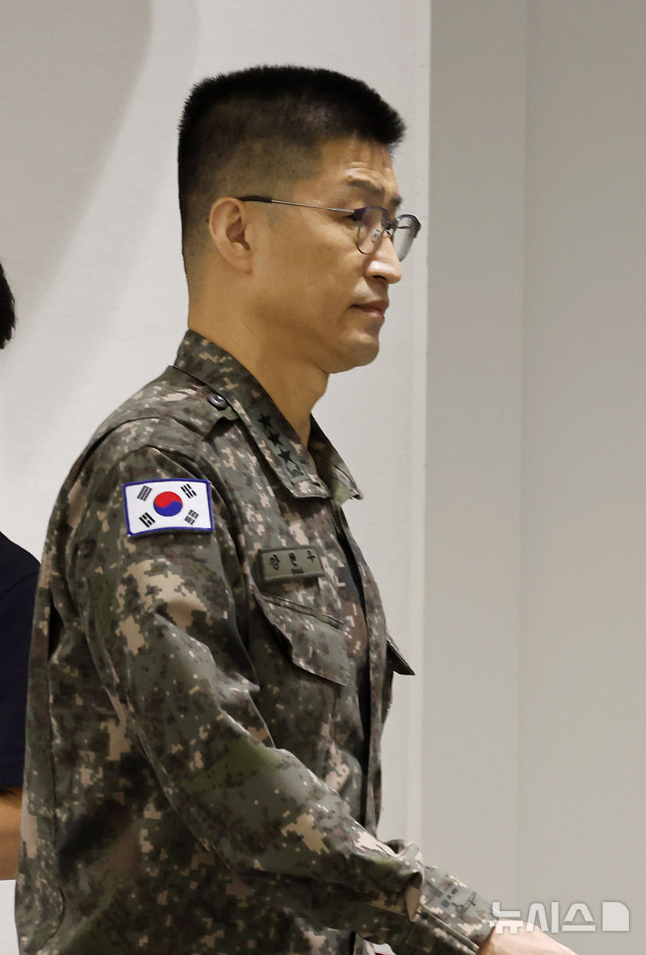 [서울=뉴시스] 김혜진 기자 = 강현우 합참 작전본부장이 30일 서울 용산구 국방부에서 비무장지대(DMZ) 지뢰 폭발 관련해 입장을 발표를 마치고 브리핑장을 나서고 있다. 2026.09.30. jini@newsis.com
