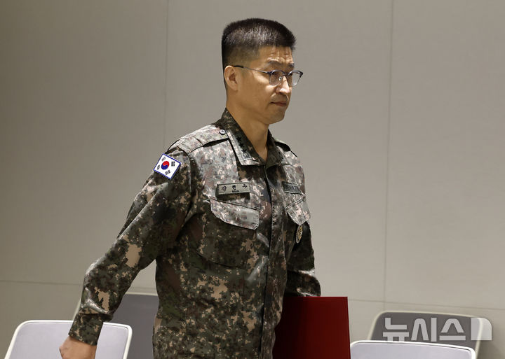 [서울=뉴시스] 김혜진 기자 = 강현우 합참 작전본부장이 30일 서울 용산구 국방부에서 비무장지대(DMZ) 지뢰 폭발 관련해 입장을 발표를 마치고 브리핑장을 나서고 있다. 2026.09.30. jini@newsis.com