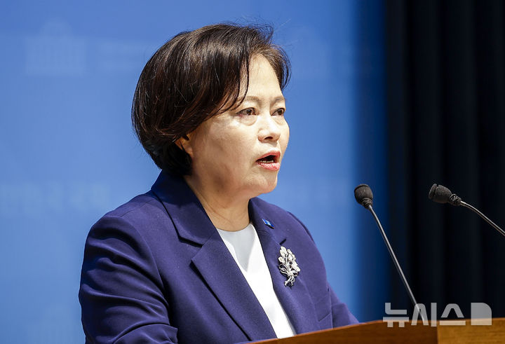[서울=뉴시스] 정병혁 기자 = 정춘생 조국혁신당 사무총장이 30일 서울 여의도 국회 소통관에서 더불어민주당의 조국혁신당 당원에 대한 징계 규탄 기자회견을 하고 있다. 2026.09.30. jhope@newsis.com