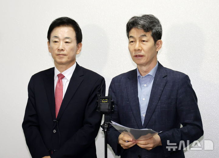 [서울=뉴시스] 국회사진기자단 = 윤건영(오른쪽) 더불어민주당 여당 간사와 유영하 국민의힘 야당 간사가 30일 서울 여의도 국회 정보위원회 전체회의를 마친 뒤 브리핑하고 있다. 2026.09.30. photo@newsis.com