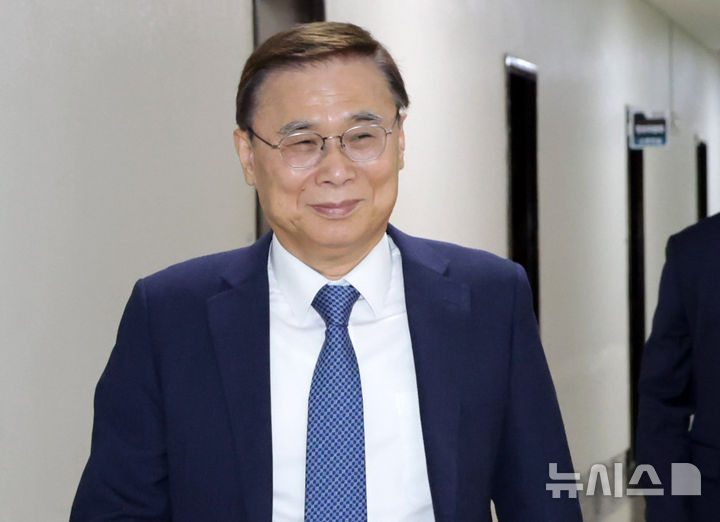 [서울=뉴시스] 국회사진기자단 = 이종석 국가정보원장이 9월 30일 서울 여의도 국회 정보위원회 전체회의를 마치고 이동하고 있다. 2026.10.08. photo@newsis.com