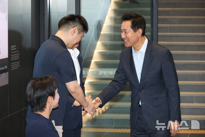 [서울=뉴시스] 고승민 기자 = 오세훈 서울시장이 30일 서울 광화문광장 감사의정원 프리덤홀에서 청년부상제대군인들을 만나 인사를 하고 있다. 2026.09.30. kkssmm99@newsis.com