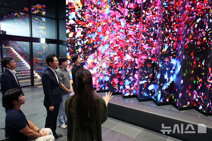 [서울=뉴시스] 고승민 기자 = 오세훈 서울시장이 30일 서울 광화문광장 감사의정원 프리덤홀에서 청년부상제대군인들을 만나 전시를 살펴보고 있다. 2026.09.30. kkssmm99@newsis.com