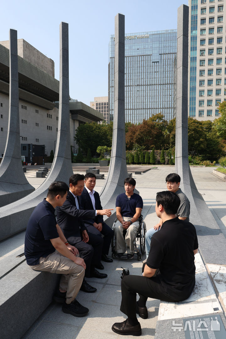 [서울=뉴시스] 고승민 기자 = 오세훈 서울시장이 30일 서울 광화문광장 감사의정원에서 청년부상제대군인들을 만나 대화하고 있다. 2026.09.30. kkssmm99@newsis.com