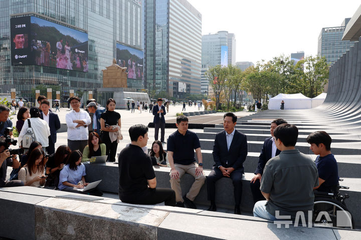 [서울=뉴시스] 고승민 기자 = 오세훈 서울시장이 30일 서울 광화문광장 감사의정원에서 청년부상제대군인들을 만나 대화하고 있다. 2026.09.30. kkssmm99@newsis.com