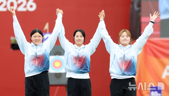 [오카자키(일본)=뉴시스] 김금보 기자 = 30일(현지 시간) 일본 아이치현 오카자키시 오카자키 중앙종합공원 내 다목적 광장에서 열린 2026 아이치·나고야 아시안게임 양궁 컴파운드 여자 단체전 동메달 결정전 대만과의 경기, 동메달을 획득한 한국 강연서-박예린-박정윤이 시상대에 오르고 있다. 2026.09.30. kgb@newsis.com