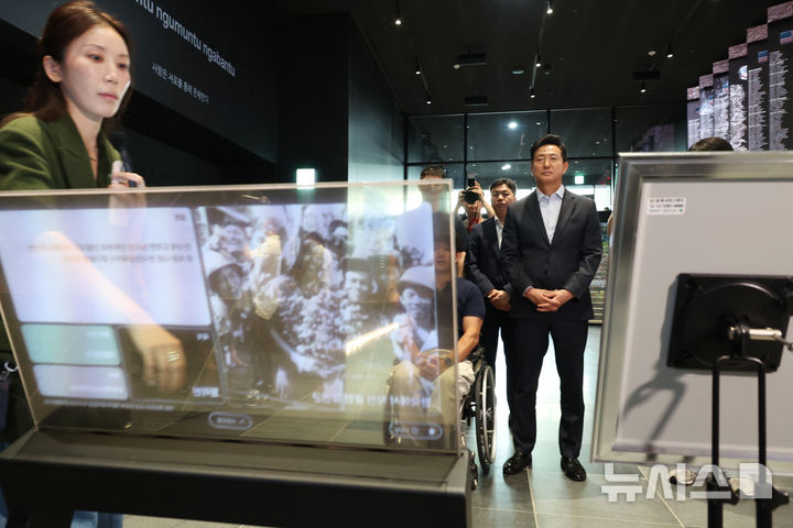 [서울=뉴시스] 고승민 기자 = 오세훈 서울시장이 30일 서울 광화문광장 감사의정원 프리덤홀에서 청년부상제대군인들을 만나 전시를 살펴보고 있다. 2026.09.30. kkssmm99@newsis.com