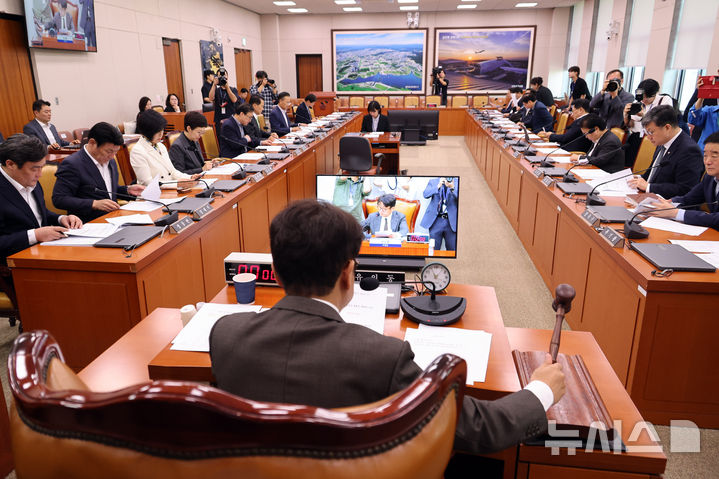 [서울=뉴시스] 최진석 기자 = 유의동 국회 국토교통위원회 위원장이 30일 여의도 국회에서 열린 제439회 국회 (정기회) 국토교통위원회 제4차 전체회의를 주재하고 있다. 2026.09.30. myjs@newsis.com
