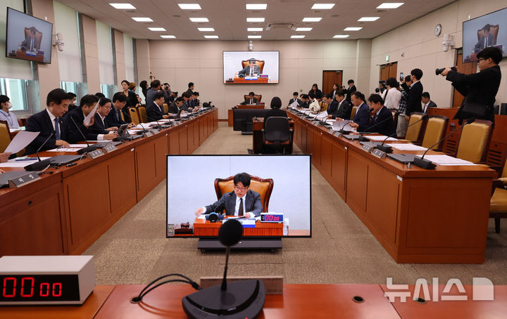 [서울=뉴시스] 최진석 기자 = 유의동 국회 국토교통위원회 위원장이 30일 여의도 국회에서 열린 제439회 국회 (정기회) 국토교통위원회 제4차 전체회의를 주재하고 있다. 2026.09.30. myjs@newsis.com