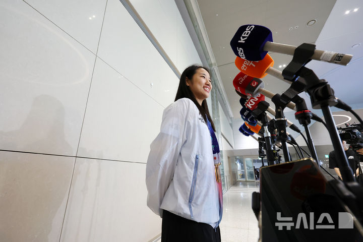 [인천공항=뉴시스] 조성우 기자 = 아시안게임 사상 최초로 배드민턴 여자 단식 2연패를 달성한 안세영이 30일 인천국제공항 제2여객터미널을 통해 귀국해 취재진과 인터뷰를 하고 있다.안세영은 지난 29일 열린 2026 아이치·나고야 아시안게임 배드민턴 여자 단식 결승에서 일본의 야마구치 아카네(3위)를 2-0(21-17 21-9)으로 완승을 거뒀다. 2026.09.30. xconfind@newsis.com