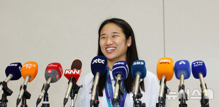 [인천공항=뉴시스] 조성우 기자 = 아시안게임 사상 최초로 배드민턴 여자 단식 2연패를 달성한 안세영이 30일 인천국제공항 제2여객터미널을 통해 귀국해 취재진과 인터뷰를 하고 있다.안세영은 지난 29일 열린 2026 아이치·나고야 아시안게임 배드민턴 여자 단식 결승에서 일본의 야마구치 아카네(3위)를 2-0(21-17 21-9)으로 완승을 거뒀다. 2026.09.30. xconfind@newsis.com