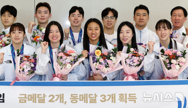 [인천공항=뉴시스] 조성우 기자 = 아시안게임 사상 최초로 배드민턴 여자 단식 2연패를 달성한 안세영(앞줄 가운데) 등 대표팀 선수들이 30일 인천국제공항 제2여객터미널을 통해 귀국해 기념촬영을 하고 있다. 안세영은 지난 29일 열린 2026 아이치·나고야 아시안게임 배드민턴 여자 단식 결승에서 일본의 야마구치 아카네(3위)를 2-0(21-17 21-9)으로 완승을 거뒀다. 2026.09.30. xconfind@newsis.com