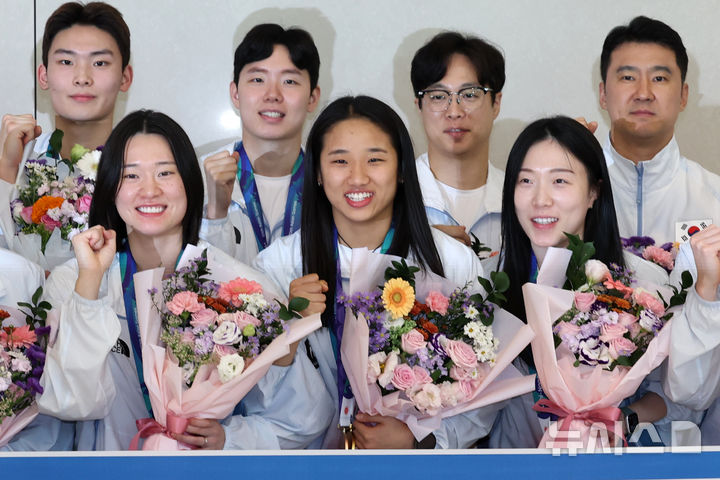 [서울=뉴시스] 조성우 기자 = 29일 서울 용산구 블루스퀘어 우리WON뱅킹홀에서 열린 한국농구연맹(KBL) 2026~2027 프로농구 개막 미디어데이에서 2026.09[인천공항=뉴시스] 조성우 기자 = 아시안게임 사상 최초로 배드민턴 여자 단식 2연패를 달성한 안세영(앞줄 가운데) 등 대표팀 선수들이 30일 인천국제공항 제2여객터미널을 통해 귀국해 기념촬영을 하고 있다.안세영은 지난 29일 열린 2026 아이치·나고야 아시안게임 배드민턴 여자 단식 결승에서 일본의 야마구치 아카네(3위)를 2-0(21-17 21-9)으로 완승을 거뒀다. 2026.09.30. xconfind@newsis.com.29. xconfind@newsis.com