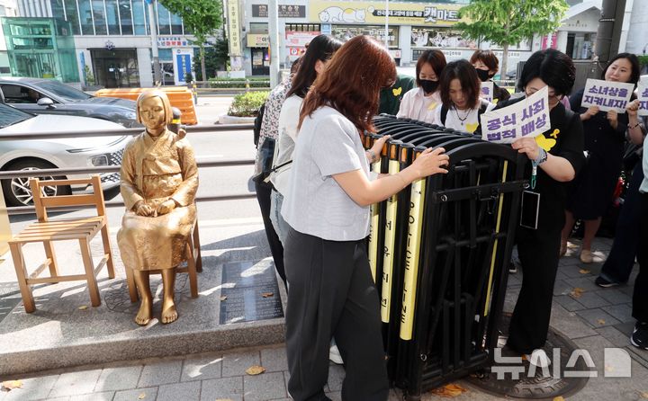  [부산=뉴시스] 하경민 기자 = 일본군 위안부 문제 해결을 위한 부산여성행동과 소녀상을 지키는 부산시민행동은 30일 부산 동구 일본총영사관 앞에 설치된 평화의소녀상에서 바리케이드(경찰질서유지 이동식 펜스)를 2년5개월 만에 철거하고 있다. 2026.09.30. yulnetphoto@newsis.com