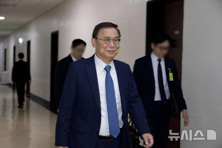 [서울=뉴시스] 국회사진기자단 = 30일 오전 국회 정보위원회에서 열린 간담회에 참석한 이종석 국정원장이 간담회를 마치고 회의장을 나서고 있다. 2026.09.30. photo@newsis.com