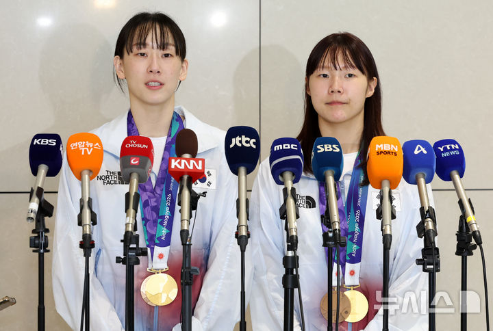 [인천공항=뉴시스] 조성우 기자 = 아시안게임 배드민턴 여자 복식에서 24년 만에 금메달을 따낸 이소희(왼쪽)-백하나가 30일 인천국제공항 제2여객터미널을 통해 귀국해 취재진과 인터뷰를 하고 있다.이소희-백하나는 지난 29일 2026 아이치·나고야 아시안게임 여자 복식 결승에서 중국의 류성수-탄닝(1위) 조에 2-1(26-28 21-18 21-18)로 역전승을 거뒀다. 2026.09.30. xconfind@newsis.com