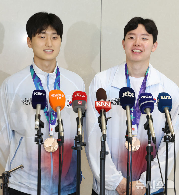 인터뷰 하는 김원호, 서승재 새 창 열림