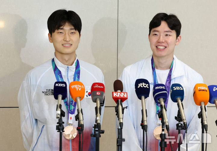 [인천공항=뉴시스] 조성우 기자 = 2026 아이치·나고야 아시안게임 배드민턴 남자 복식에서 동메달을 따낸 김원호(왼쪽)-서승재가 30일 인천국제공항 제2여객터미널을 통해 귀국해 취재진과 인터뷰를 하고 있다. 2026.09.30. xconfind@newsis.com