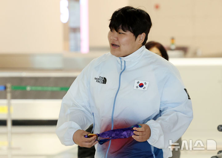 [인천공항=뉴시스] 조성우 기자 = 2026 아이치·나고야 아시안게임 크라쉬에서 금메달을 따낸 김민영이 30일 인천국제공항 제2여객터미널을 통해 귀국하고 있다. 2026.09.30. xconfind@newsis.com